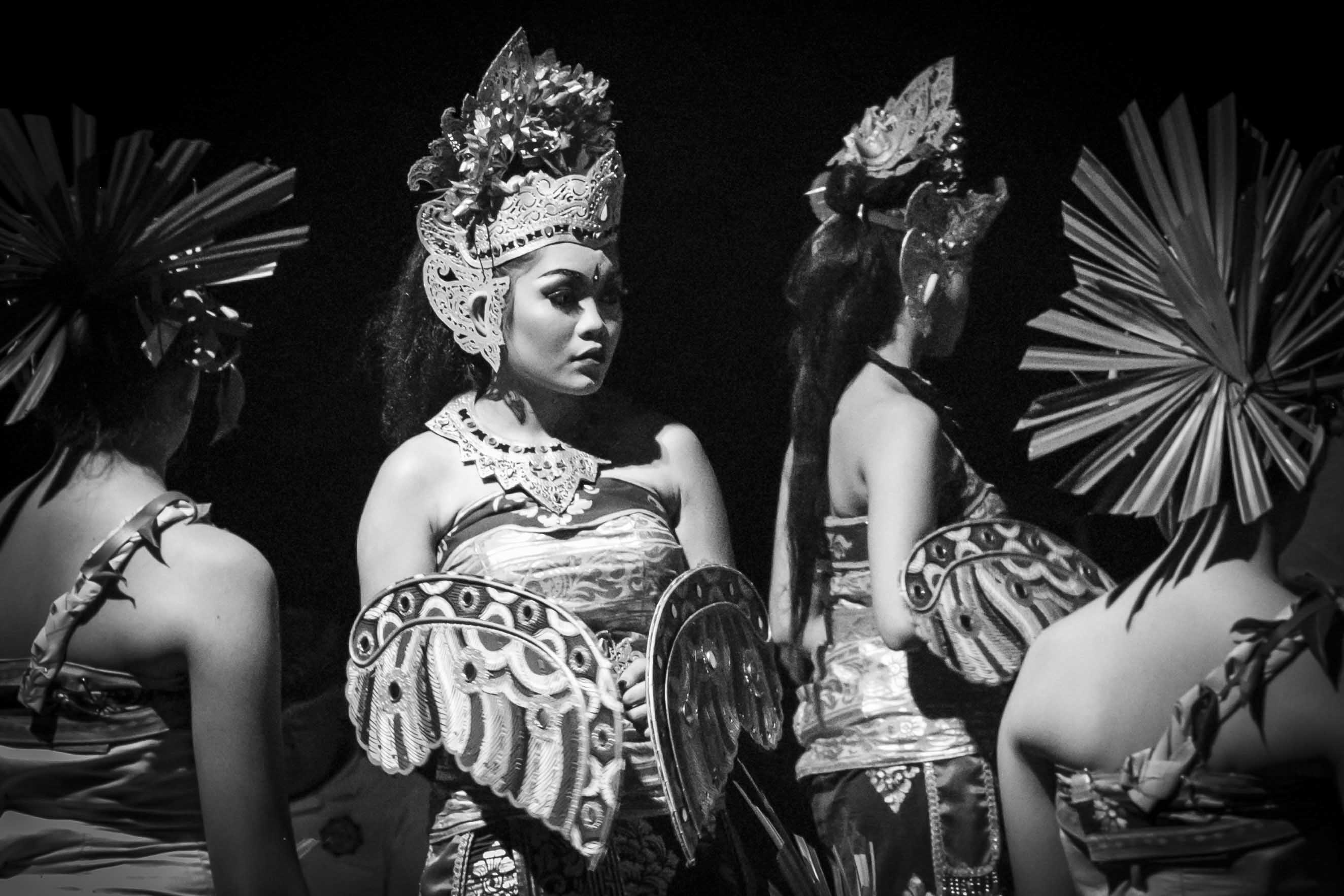 Balinese danseressen klaar voor optreden op Nyepi